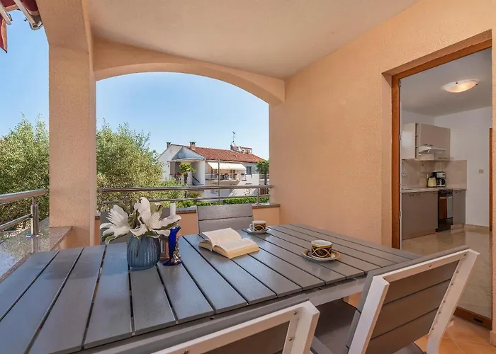 Ana アパート ポレッチ