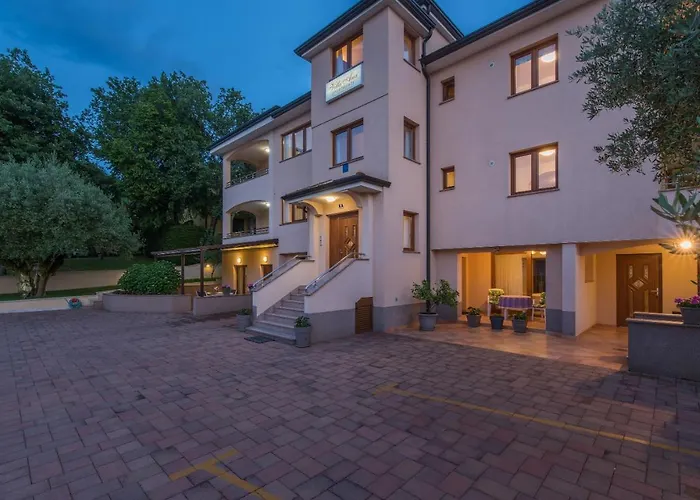 Ana アパート ポレッチ